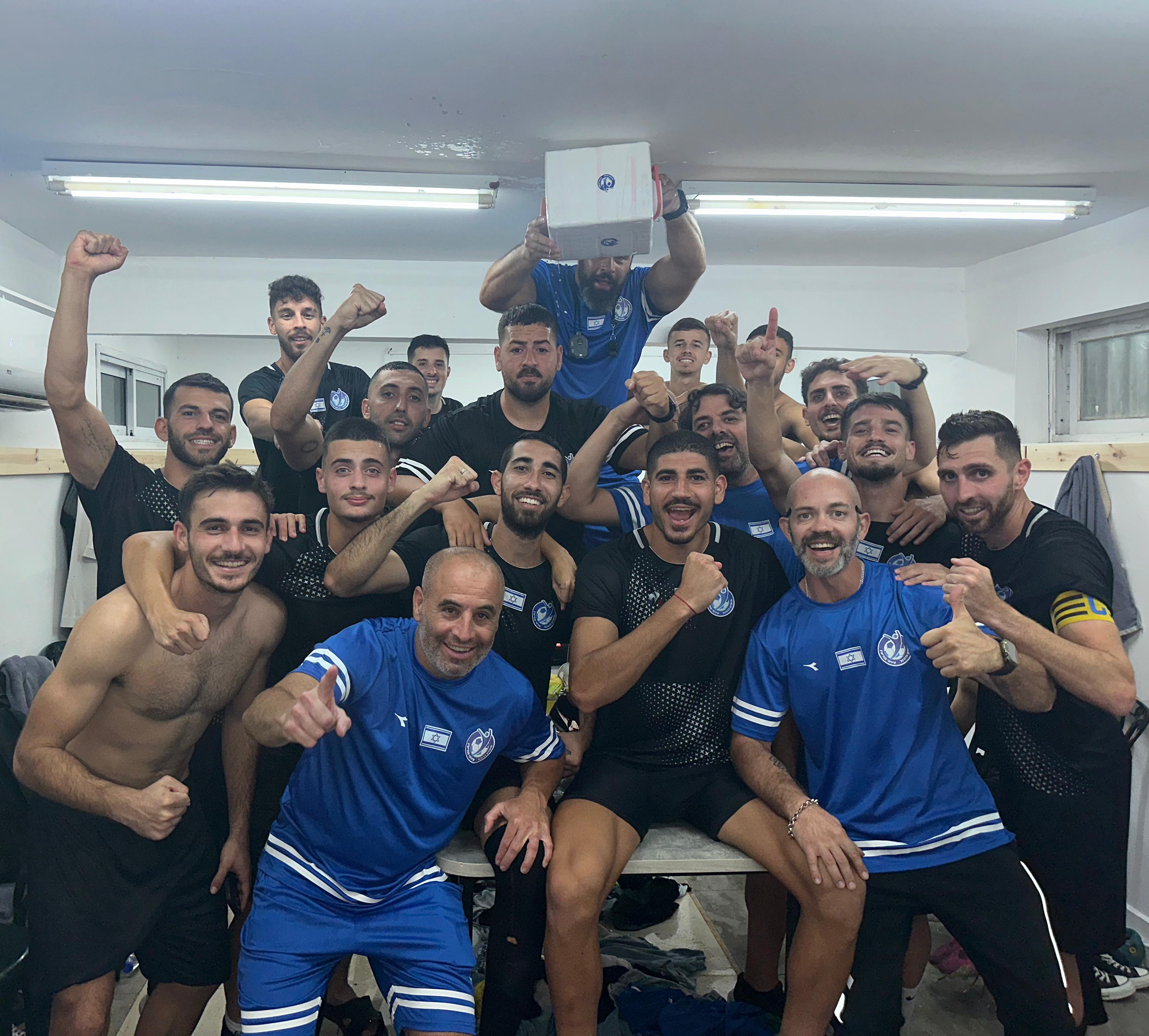 שחקני מודיעים חוגגים בסיום